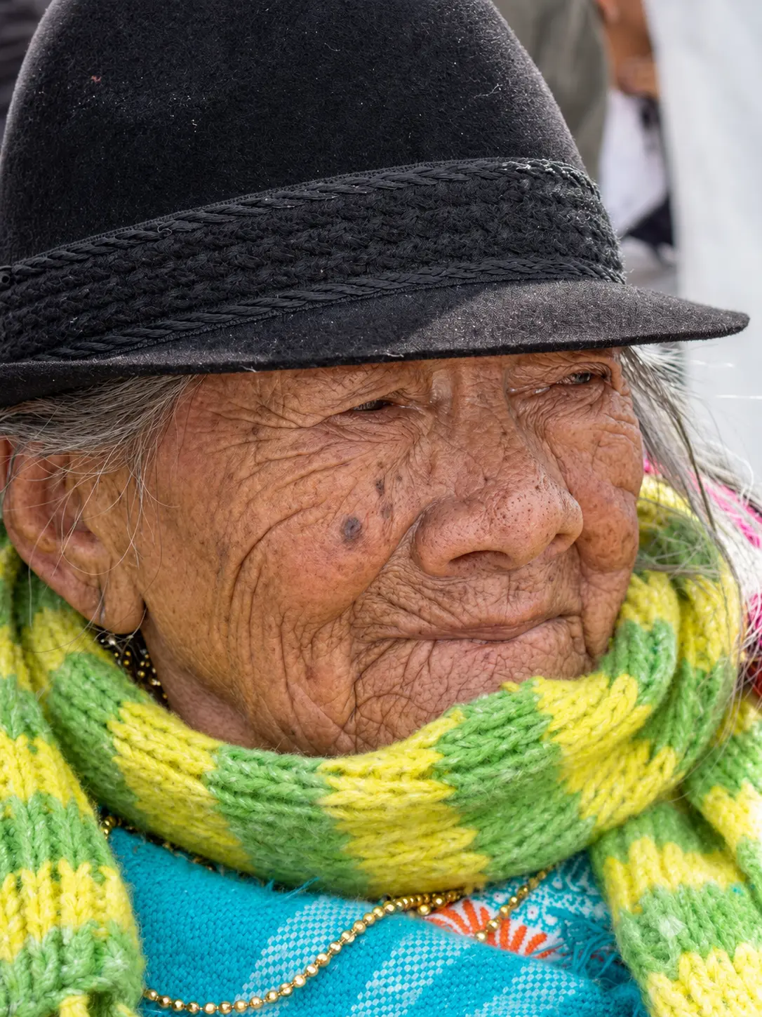 Tránsito Amaguaña con su tradicional poncho azul y bastón